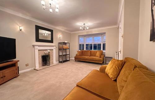 Spacious 4 Bed Home near Elizabeth Line, perfect for Contractors, Families & Groups - Foto 1