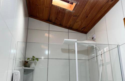 Chalé com PISCINA Privativa, com 2 QUARTOS, ESTACIONAMENTO em Condomínio com PORTARIA 24h, Sauna, Quadras, 3 PISCINAS no condomínio, Pesca e Parquinho Infantil - SmarTV na sala de estar, TV na área CHURRASQUEIRA, Wi-Fi e Cozinha Completa - Foto 76