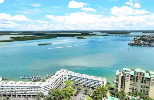 Waterfront Island Oasis! Heated Pool with Stunning View & 2 Full Bath - Foto 23