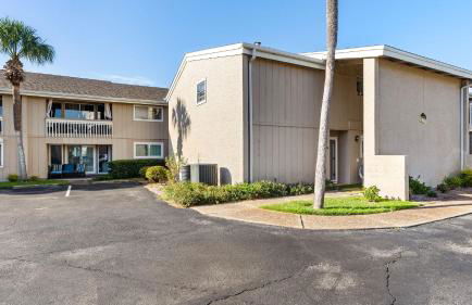 Steps from the Sand Bright Coastal Stay w Pool Access Coastal Hideaway by AvantStay - Foto 24