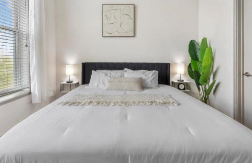 Downtown Modern Elegance Suite with Free Parking, Pool, WIFI and a King Bed - Foto 7