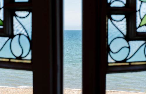 Signature Beachfront Home, Panoramic Sea Views & Marble Fireplace - Foto 2