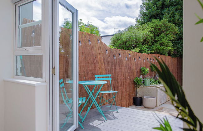 Stunning Townhouse with Large Garden - Photo 34