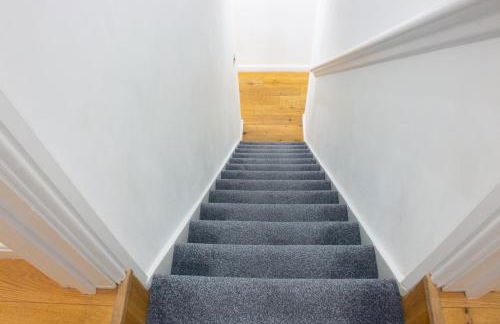 Spacious 4BR house, 2 en suites with garden & on-site parking - Foto 9