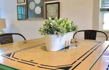 Entire Enchanting, Light-Filled 1830 Farmhouse - Foto 30