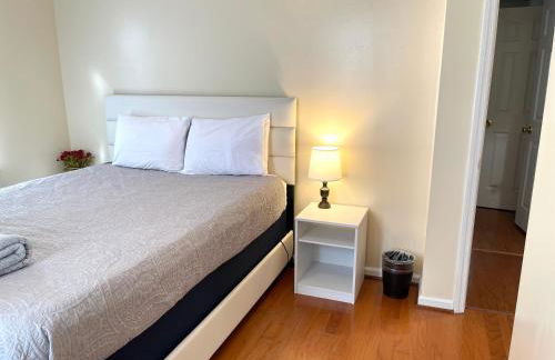 3 Bed 2 Bath House, Quiet & downtown Smart TVs in all rooms, Whole house to yourself - Foto 17