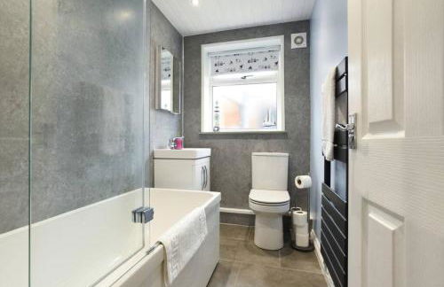 Air Maison - Family Home with Off-Road Parking - Photo 3