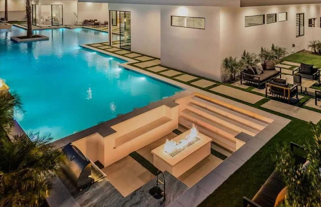 Fine Luxe Retreat w/ Pool & Hot Tub Bravo Villa #15 by Avantstay - Photo 3