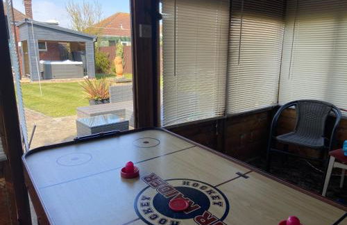 BeRo Bungalow with a hot tub & a large garden! - Foto 36