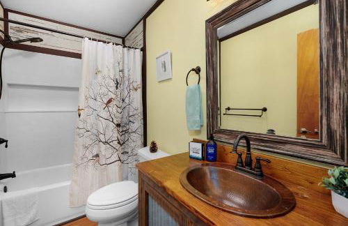 Chicadees Lake Lookout - A wood-burning fireplace, beautiful lake views, king and queen bedrooms, deck dining, and easy access t - Foto 30