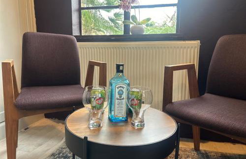 Park View is a beautiful whole entire house close to town centre, sleeps 8 in 4 rooms, 2 doubles and 4 single beds with 2 shower rooms, available for holidays, insurance stays, trades people, contractors, pets welcome - Foto 4