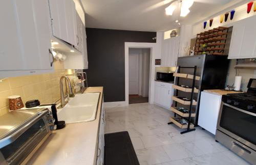 The Gold Room near downtown trains fast wifi - Photo 7