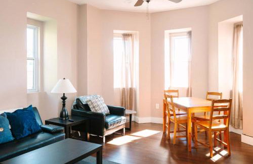 Acrisure Field - Off Street Parking - GroupStay - Foto 10