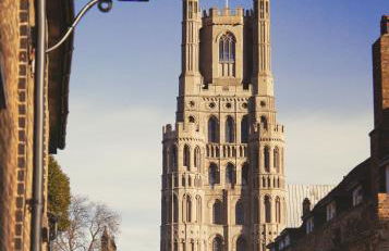 4x Bed Elegant Home with Parking - Photo 41