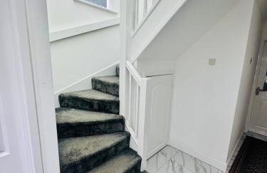 Luxury 5BR Stay With City Access - Photo 69