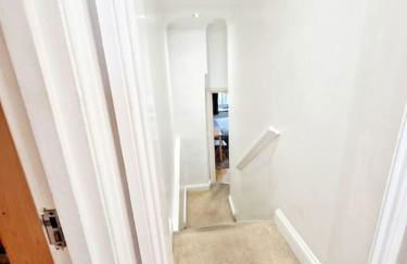 Charming Home with Private Balcony, on 1st floor, with 2 Bathrooms, 3 min walk to Earl's Court Station - Photo 36