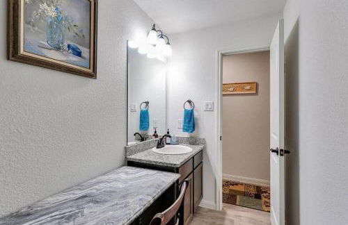 Lake Conroe Family Retreat BBQ, Games, and Boating - Photo 10