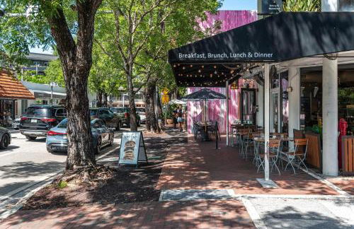 Breathtaking Direct Bay Views 2 bedroom condo with parking - Foto 41