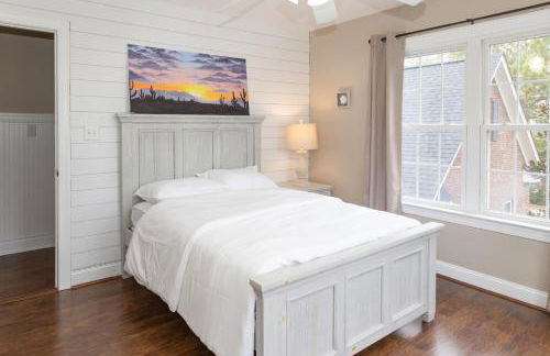 Exquisite home with pool, enclosed yard, fireplace, central AC, & washer/dryer - Foto 25