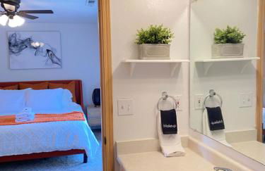 HOT TUB! King Bed-Firepitt-Near Airport& Freeway - Foto 29