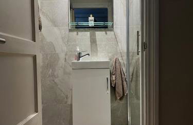 Newly Renovated 1-Bed Apartment with Private Patio - Foto 4