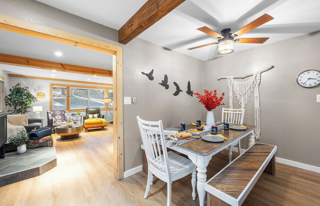 Sweet Pine Deck + Hot Tub, Cozy Modern Interior Close to Ski Resort! - Foto 48