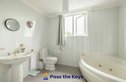 Detached countryside family home, set in extensive private gardens, with a hot tub - Pass the Keys - Photo 19