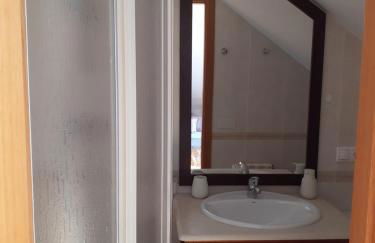 Atico con terraza y piscina comunitaria - Foto 18