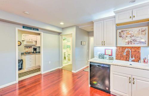 Elegant Stone Cottage Steps to Crystal Lake Beach - Foto 10