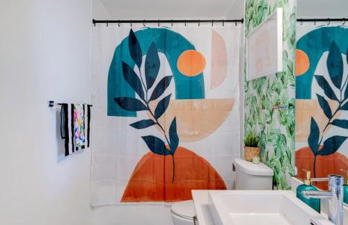 Vibrant Downtown Haven with Rooftop Pool & Parking - Foto 22