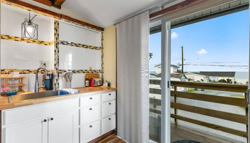 2nd story 1 bed apt #3 with kitchenette and a sweeping view of Birch Bay - Foto 4