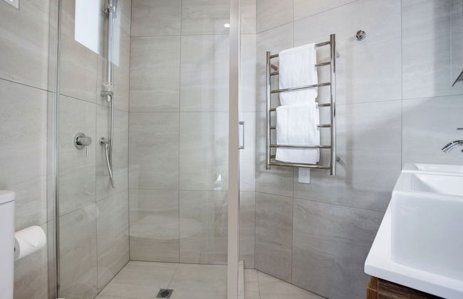 Urban Vogue Escape with Parking- Air-con - Photo 18