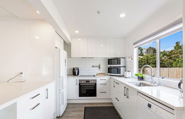 Spacious Renovated 3BR in Ellerslie I Zodiak Stays - Photo 9