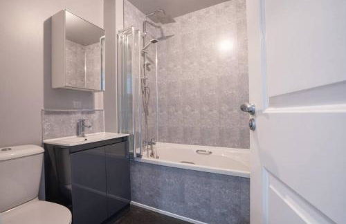 Stunning 3 bed House - Nr Kings Mill Hospital - 2 Parking Spaces, Wifi & Garden - Foto 6