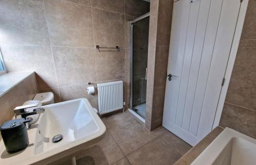 Free Parking Home In Gatley by City SuperHost - Photo 23