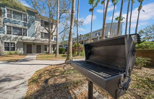 Modern 2BR2BA Pool Gym Near Airport #8 - Foto 39