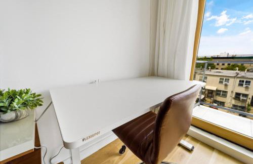 Sunny Oasis with WD I Central Air I Desk I Free Park - Foto 10