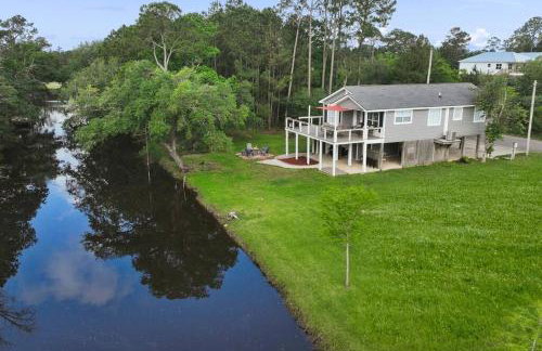 Waterfront Home Game Room Ping Pong Outdoor Bar Area - Foto 47