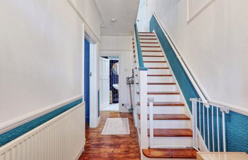 Spacious 4-Bedroom Home Near Station Seafront - Pass the Keys - Foto 32