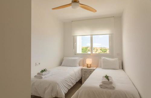 Apartamento con terraza, piscina y parking - Foto 13