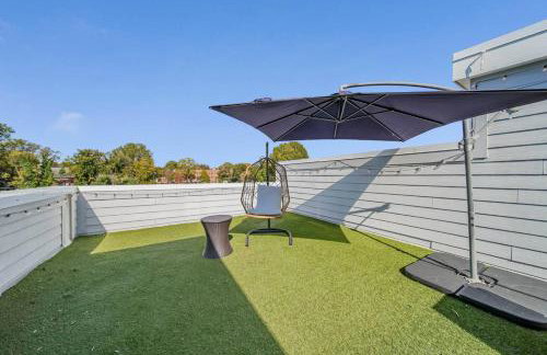 Modern 4-Story 3-BR Townhome with Rooftop Lounge - Foto 31