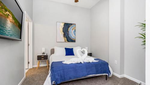 Classy 2BR-Parking, Rooftop,Near Arrowhd & TMobile - Photo 4