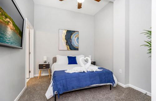 Classy 2BR-Parking, Rooftop,Near Arrowhd & TMobile - Photo 4