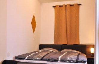 Zentral und großzügig Wohnen - Smart-TV mit streaming Apps - 1 bis 4 Personen - Küche mit Bar - kostenlose Parkzone - Photo 18