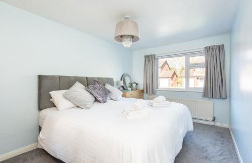 14 Acomb Wood Drive Peaceful 2-Bed Home in York with Free Parking - Pass the Keys - Photo 4