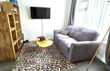 Cosy & Spacious 3Bed Apt on High Street Wi-Fi - Photo 1