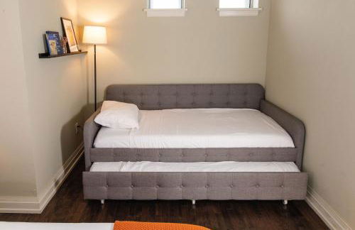 Downtown Modern 2BR Loft Apartment - Sleeps 8-9 - Foto 17