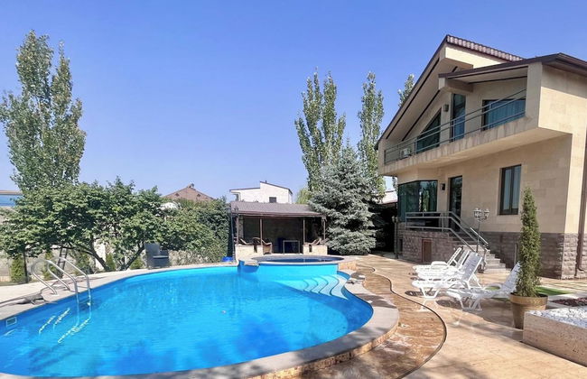 4 Bed Villa Estate Sleeps 7 - Pool, Garden, Sauna - Photo 1