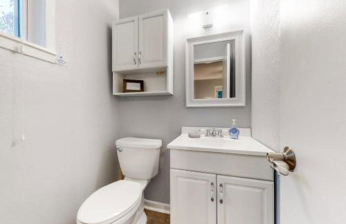 Wonderful Lakefront Home with Yard, Water Views, Central AC, WiFi, Private W/D - Foto 14