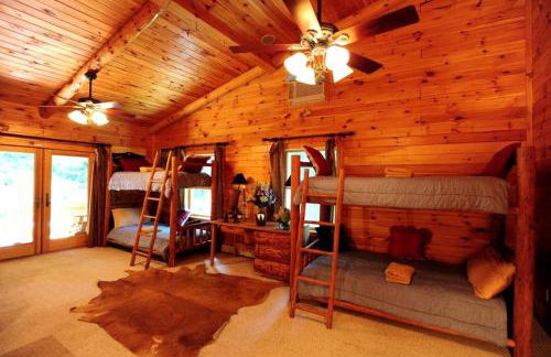 Spacious Villa Rental with a Pool for a Large Group near Catskill Mountains, New York - Photo 11